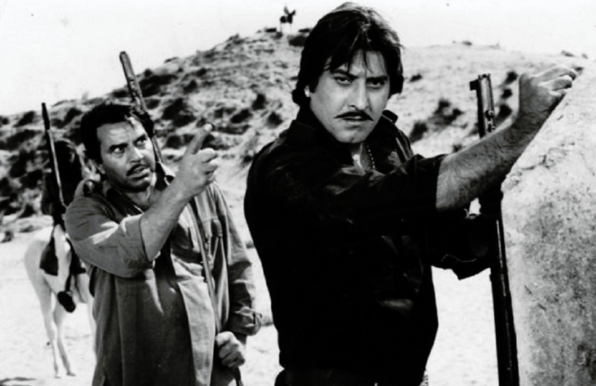 विनोद खन्ना ने फिल्म मेरे गांव मेरा देश में पहली बार धर्मेंद्र के साथ स्क्रीन साझा किया था। इसे भी पढ़ें - धर्मेंद्र संग हेमा मालिनी ने कुछ ऐसे मनाया था अपना 73वां बर्थडे, मैचिंग आउट फिट में देखें कपल की तस्वीरें