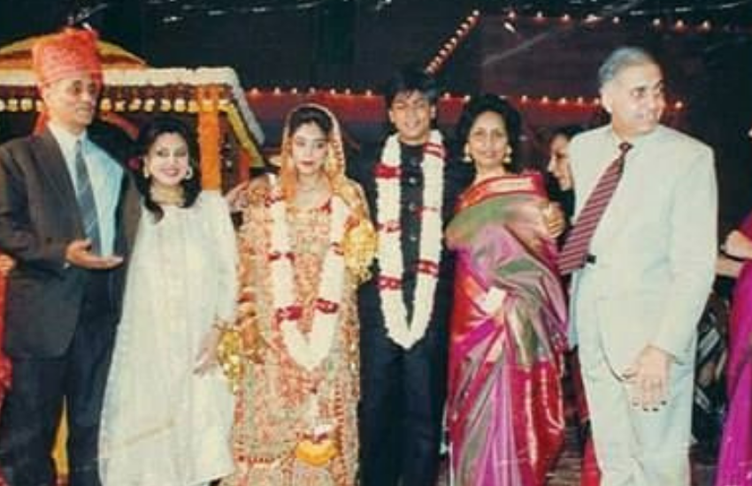 शाहरुख और गौरी  ने 26 अगस्त 1991 को पहले कोर्ट मैरिज की थी। कोर्ट मैरिज के बाद उनके परिवार वाले शादी को तैयार हो गए थे।
