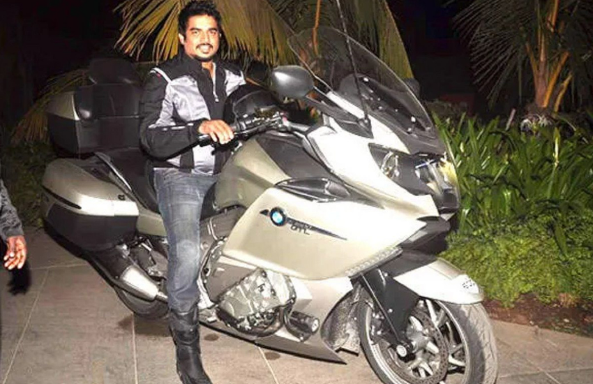 बाइक के प्रति दीवानगी में आर माधवन का नाम भी शामिल है। माधवन के पास डुकाटी डियावेल और यामाहा वीमैक्स बाइक हैं। इसकी कीमत करीब 40 लाख रुपये तक है।