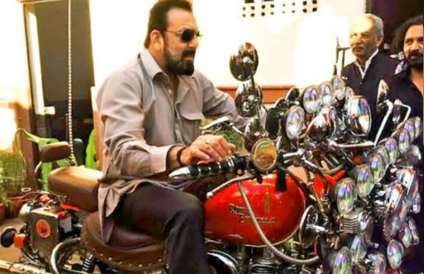 बॉलीवुड के हैंडसम हंक संजय दत्त भी सुपरबाइक चलाते हैं। उनकी कई महंगी संपत्तियों में से एक है हार्ले डेविडसन फैट बॉय है। इसकी कीमत 15 लाख रुपये है। इतना ही नहीं, उनके पास 14 लाख रुपये की डुकाटी मल्टीस्ट्राडा भी है। Photos: Social Media