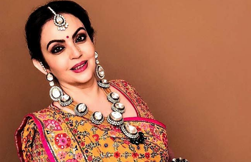 एक इवेंट के लिए नीता अंबानी के रेड ड्रेस और ग्रीन गहनों के साथ मिकी ने नेचुरल टच देते हुए नीता की फ्लॉलेस ब्यूटी को उभारा था।