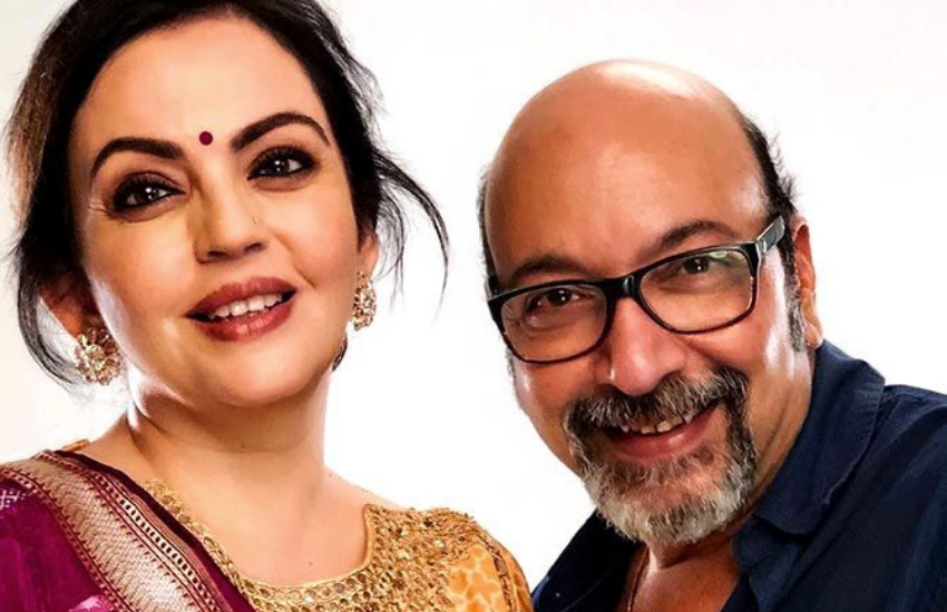 मिकी कॉन्ट्रैक्टर नीता अंबानी के टॉप मेकअप आर्टिस्ट में से एक हैं। आईपीएल इवेंट हो या ऑफिशियल इवेंट या मैरिज फंक्शन, हर जगह का मेकअप ज्यादातर मिकी ही करते हैं।