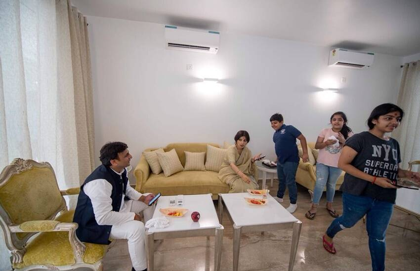 डिंपल ने अखिलेश के बारे में बताया था कि उन्हें खेल में हारना कतई पसंद नहीं है और वह जीतने के लिए चीटिंग भी करते हैं।