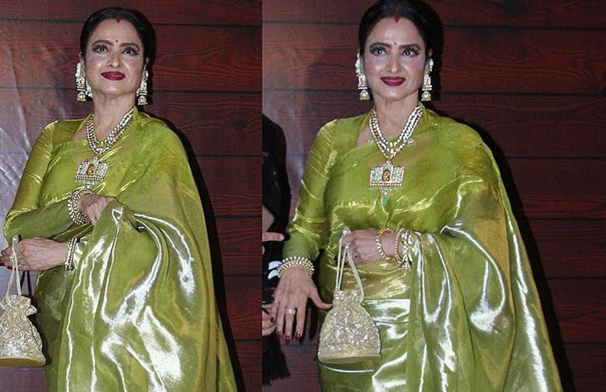 सिल्की शिमरी ग्रीन साड़ी को पहनने का कदम रेखा ही उठा सकती हैं। सिल्वर बटुए और ज्वेलरी और गजरा पहने जब रेखा नजर आईं तो लोगों की नजरें ही उनसे नहीं हटीं।