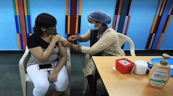 अब तक केवल 25% लोगों को ही कोरोना टीके की दो डोज, यूपी का रिकॉर्ड सबसे ख़राब