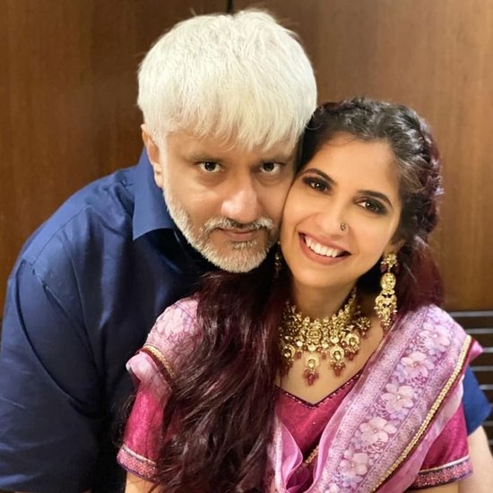 विक्रम भट्ट ने श्वेतांबरी सोनी संग अपने रिलेशनशिप को शादी के सालभर बाद पब्लिक किया है। महेश भट्ट ने मीडिया को बताया है कि पिछले साल लॉकडाउन के दौरान दोनों ने शादी कर ली थी।