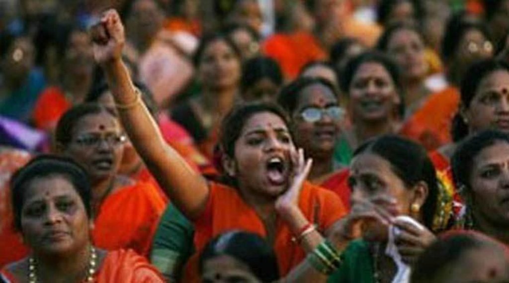 अपनी मांगों को लेकर प्रदर्शन करतीं महिलाएं फाइल फोटो।