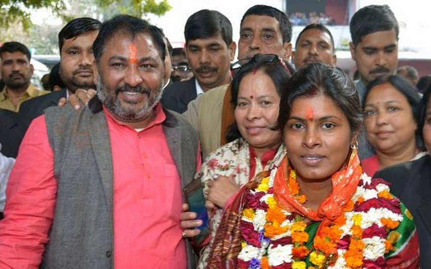 स्वाति सिंह योगी सरकार में एनआरआई, बाढ़ नियंत्रण, कृषि आयात, कृषि विपणन, कृषि, विदेश व्यापार की मन्त्री तथा महिला कल्याण मंत्रालय, परिवार कल्याण, मातृत्व और बाल कल्याण मन्त्रालयों की राज्य मंत्री हैं। स्वाति सिंह ने दयाशंकर सिंह से शादी रचाई है। (यह भी पढ़ें: 10 साल में 3 बार दूल्हा बने धनंजय सिंह, एक ने की सुसाइड तो दूसरी पत्नी से हुआ तलाक)
