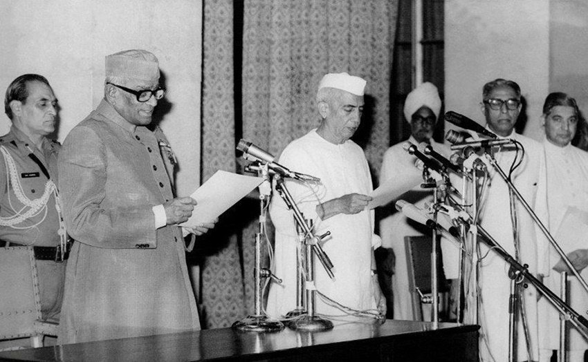 चौधरी चरण सिंह 2 बार यूपी के सीएम बने। पहली बार 3 अप्रैल 1967 से 25 फरवरी 1968 तक और दूसरी बार 18 फरवरी 1970 से 1 अक्टूबर 1970 तक वह राज्य के मुख्यमंत्री रहे। (यह भी पढ़ें – मुख्यमंत्री बनने वाले इन 8 नेताओं ने कभी नहीं की शादी, हमेशा रहे अविवाहित)