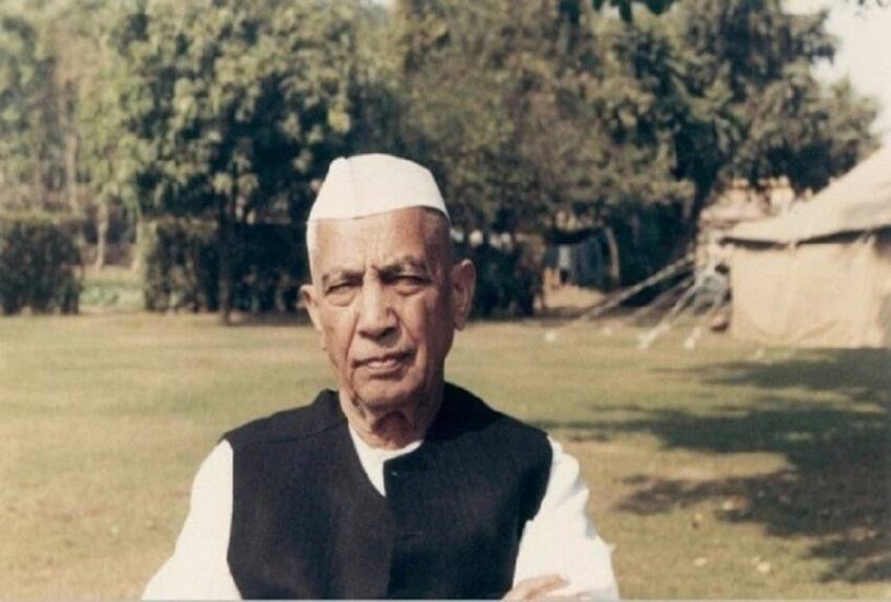 चौधरी चरण सिंह की फाइल फोटो। (यह भी पढ़ें: डिंपल यादव से साधना गुप्ता तक, करोड़ों की मालकिन हैं मुलायम परिवार की ये बहुएं, जानिए कहां से होती है कमाई ) (All Photos: PTI and Social Media)