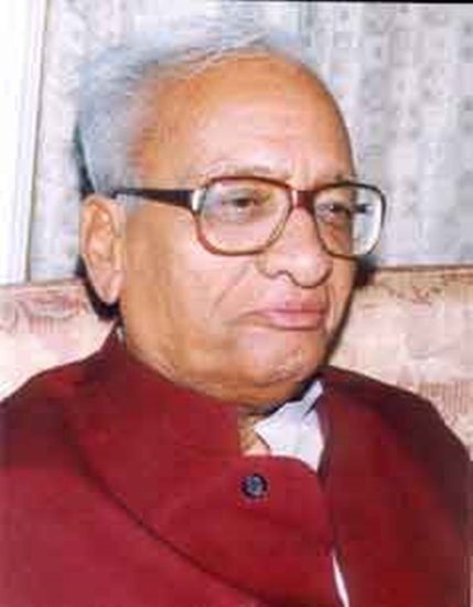12 नवंबर 1999 को बीजेपी के राम प्रकाश गुप्ता यूपी के 18वें मुख्यमंत्री बने। लेकिन सालभर के भीतर ही 28 अक्टूबर 2000 को उन्हें अपने पद से हटना पड़ा। उनके बाद बीजेपी ने राजनाथ सिंह को सीएम बनाया था। (यह भी पढ़ें- मुलायम से योगी आदित्यनाथ तक, जानिए किसके पास कौन से हथियार )