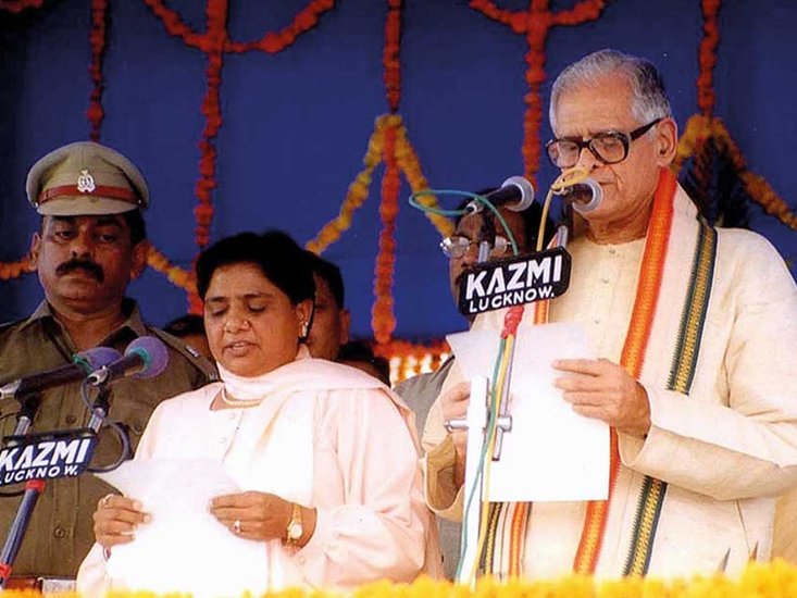 मायावती सबसे पहले साल 1995 में यूपी की मुख्यमंत्री बनी थीं। तब वह बीजेपी के समर्थन से सत्ता पाई थीं। हालांकि चुनाव से पहले वह समाजवादी पार्टी के साथ थीं। मंदिर आंदोलन के खिलाफ दोनों दलों ने हाथ मिलाया था। उन दिनों इनका नारा था- मिले मुलायम कांशीराम, हवा में उड़ गये जय श्री राम।  (यह भी पढ़ें - मुख्यमंत्री बनने वाले इन 8 नेताओं ने कभी नहीं की शादी, हमेशा रहे अविवाहित)