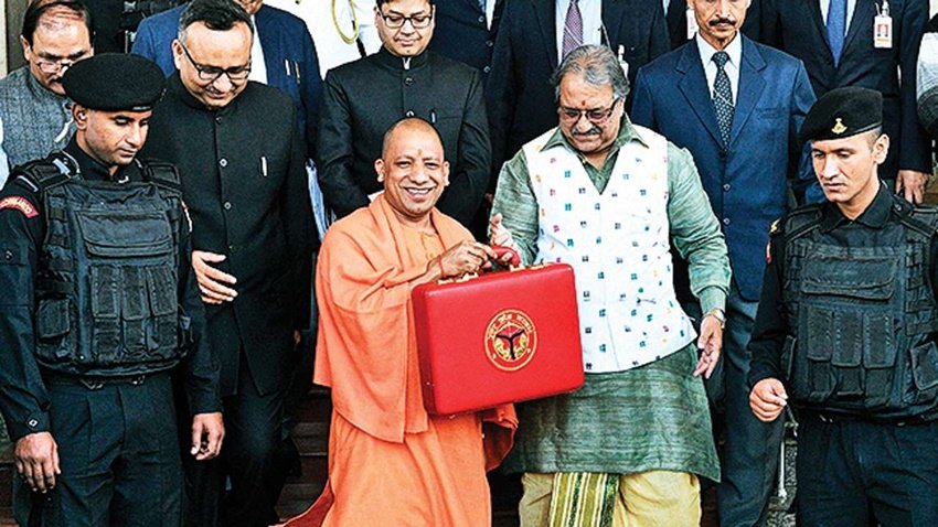 2017 में जब योगी आदित्यनाथ यूपी के सीएम बने तब राजेश अग्रवाल को वित्त मंत्रालय की जिम्मेदारी सौंपी। लेकिन 2019 में 75 साल के होने पर राजेश अग्रवाल ने मंत्रीपद से इस्तीफा दे दिया था।