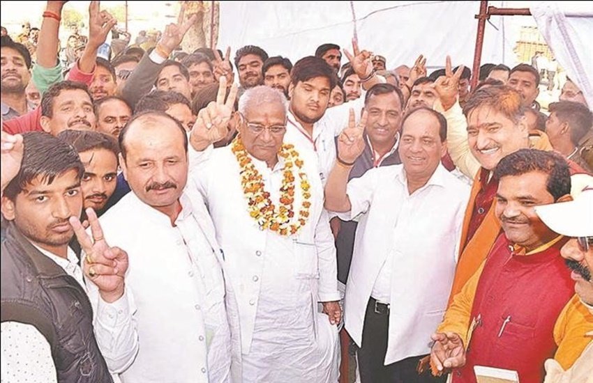 दलवीर सिंह चौधरी पहले राष्ट्रीय लोकदल में थे। वह रालोद से विधायक भी रहे। यूपी सरकार में मंत्री भी रह चुके थे।  