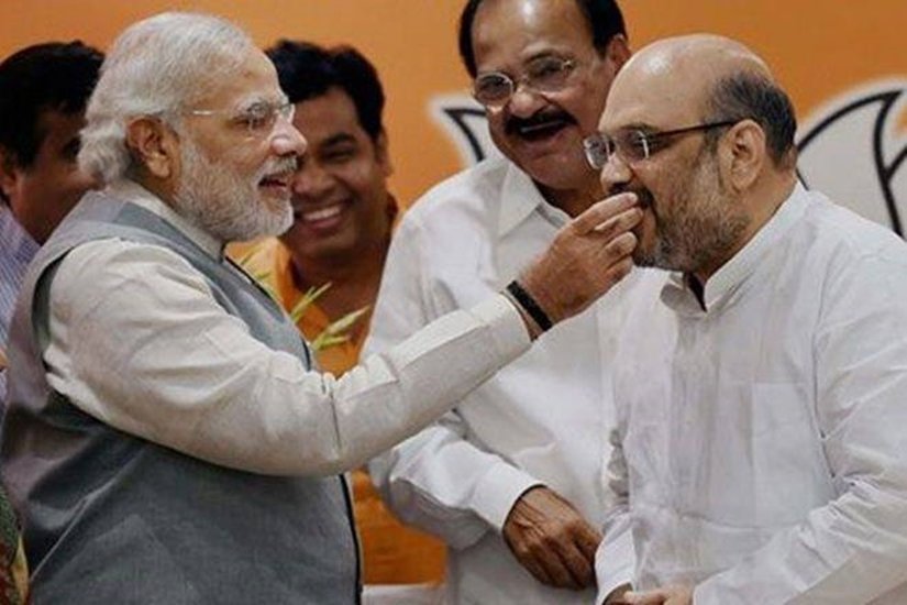 साल 2012 में जब तीसरी बार नरेंद्र मोदी ने विधानसभा चुनाव जीता तो उन्होंने अमित शाह को मंत्री बनाने के साथ 17 मंत्रालयों का कार्यभार सौंपा था।