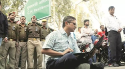 अमिताभ ठाकुर को मिली ज़मानत तो पूर्व आईएएस ने किया तंज- योगी जी बधाई नहीं दोगे?