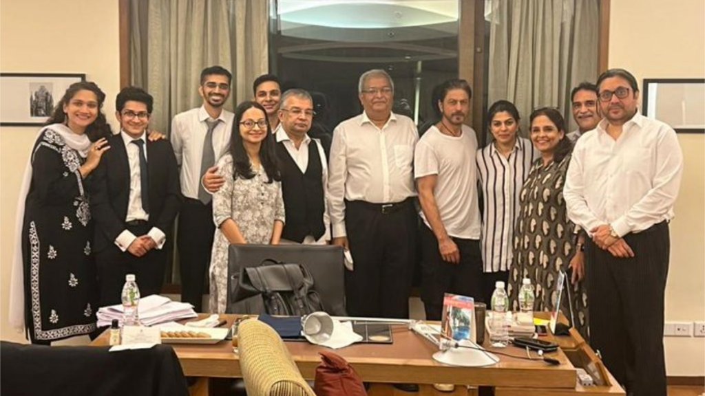 आर्यन खान को जमानत मिलने के बाद शाहरुख़ खान के साथ लीगल टीम (फोटो: ट्विटर/ livelaw)