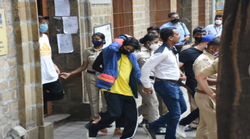 पूछताछ के दौरान लगातार रोते रहे आर्यन खान, पिता शाहरुख से भी कराई गई फोन पर बात, सारा दारोमदार वकील सतीश मानशिंदे पर