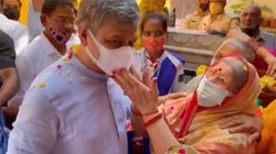 रेल मंत्री बनने के बाद पहली बार अश्विनि वैष्णव से मिलने पहुंचे मां-बाप, समय कम मिला तो थमा दिया पत्र