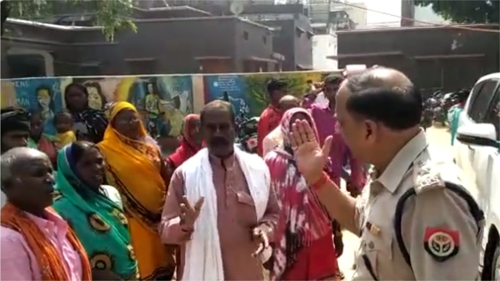 वायरल वीडियो में आजमगढ़ के एसपी सुधीर कुमार सिंह द्वारा न्याय की मांग करने आए एक फरियादी युवक को थप्पड़ मारते हुए देखा जा सकता है।(फोटो: ट्विटर/ Benarasiyaa)