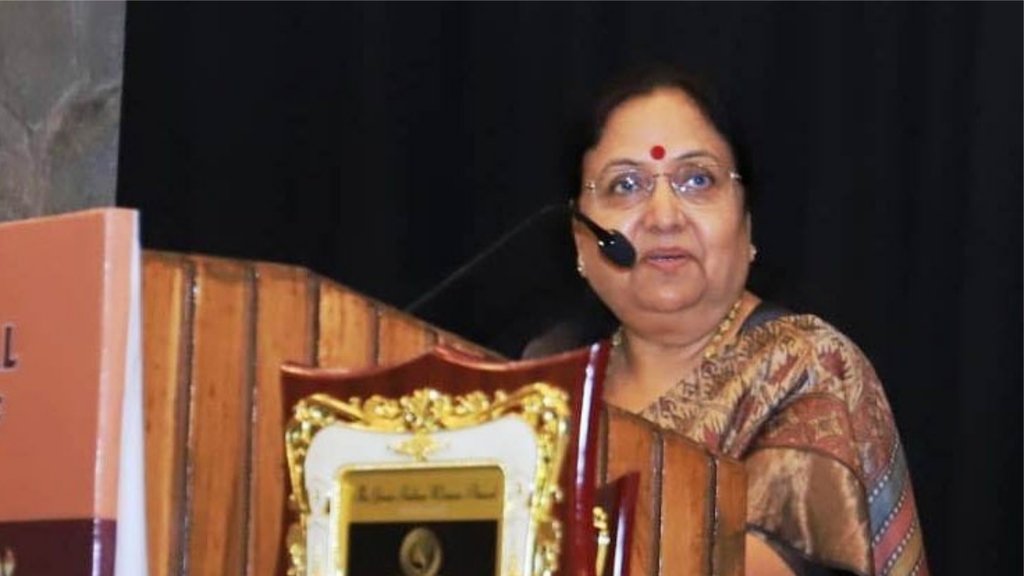 उत्तराखंड की पूर्व राज्यपाल बेबी रानी मौर्य ने वाराणसी में आयोजित एक कार्यक्रम में महिलाओं को शाम में अकेले थाने नहीं जाने की नसीहत दी है। (फोटो: ट्विटर/babyranimaurya) 