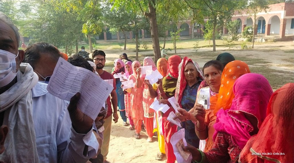 ऐलेनाबाद विधानसभा सीट पर उपचुनाव, वोटर्स की कतार। फोटो- एक्सप्रेस By सुखबीर सिवाच
