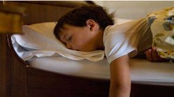 रात में अगर बच्चा कर रहा है बिस्तर गीला तो अपनाएं ये आसान उपाय, जानिये