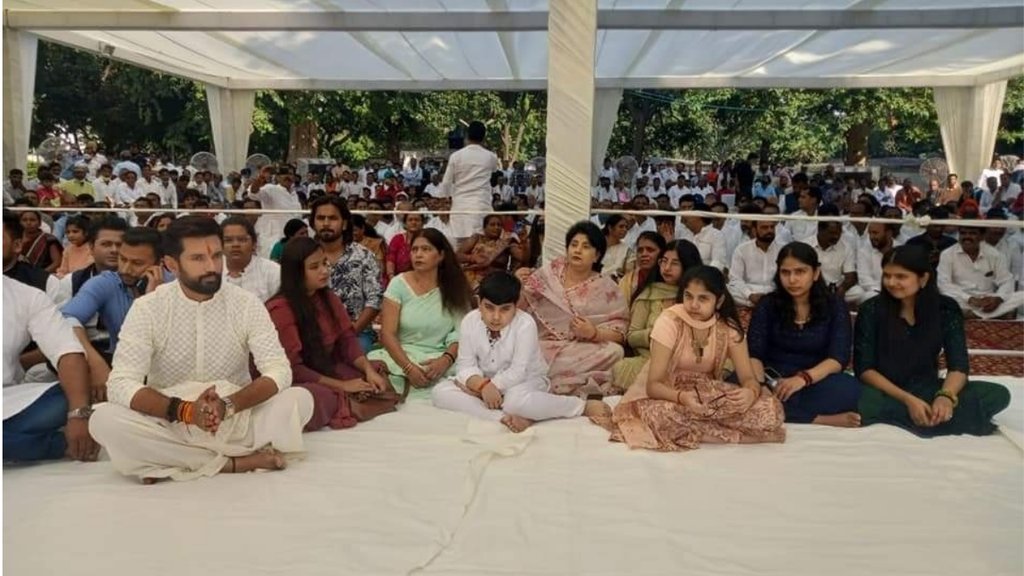 शुक्रवार को चिराग पासवान ने दिल्ली में दिवंगत लोजपा नेता व अपने पिता रामविलास पासवान की पुण्यतिथि मनाई। (फोटो: ट्विटर/ LJP4India)