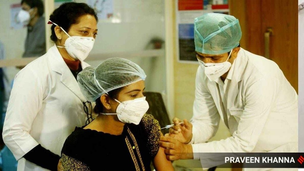 रिपोर्ट के अनुसार टीका नहीं लगवा पाने वाले लोग यदि टीकाकरण करा चुके लोगों के संपर्क में आते हैं तो उनके संक्रमित होने की आशंका भी कम होती है। (एक्सप्रेस फोटो)