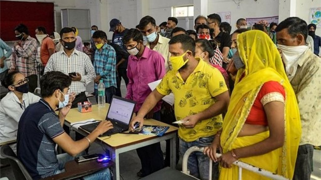 सुप्रीम कोर्ट ने कोविन पोर्टल पर कोरोना टीका के रजिस्ट्रेशन के लिए आधार कार्ड पर जोर देने को लेकर जवाब मांगा है। (फोटो: पीटीआई) सुप्रीम कोर्ट ने कोविन पोर्टल पर कोरोना टीका के रजिस्ट्रेशन के लिए आधार कार्ड पर जोर देने को लेकर जवाब मांगा है। (फोटो: पीटीआई)