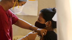 COVID-19 के दोनों टीका लगवाने के बाद क्या भारत में पड़ेगी बूस्टर डोज की जरूरत? जानें- क्या कहते हैं AIIMS चीफ