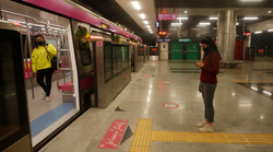 Delhi Metro में अब इस लाइन के मुसाफिर ले सकेंगे मुफ्त इंटरनेट का मजा, जानें- कितने स्टेशंस पर मिलेगी यह सुविधा