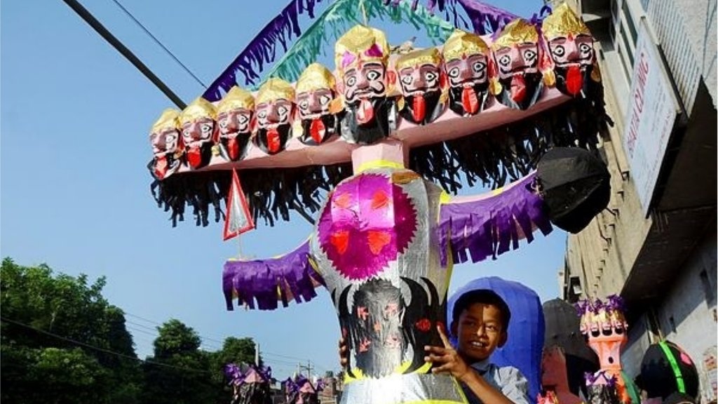 दशहरा पर जलाने के लिए रावण का पुतला ले जाता एक बच्चा (फोटो: पीटीआई)