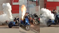 VIDEO: बैट्री फटने के बाद इलेक्ट्रिक स्कूटर में लगी आग, देखें- कैसे धू-धू कर उठने लगा था धुआं