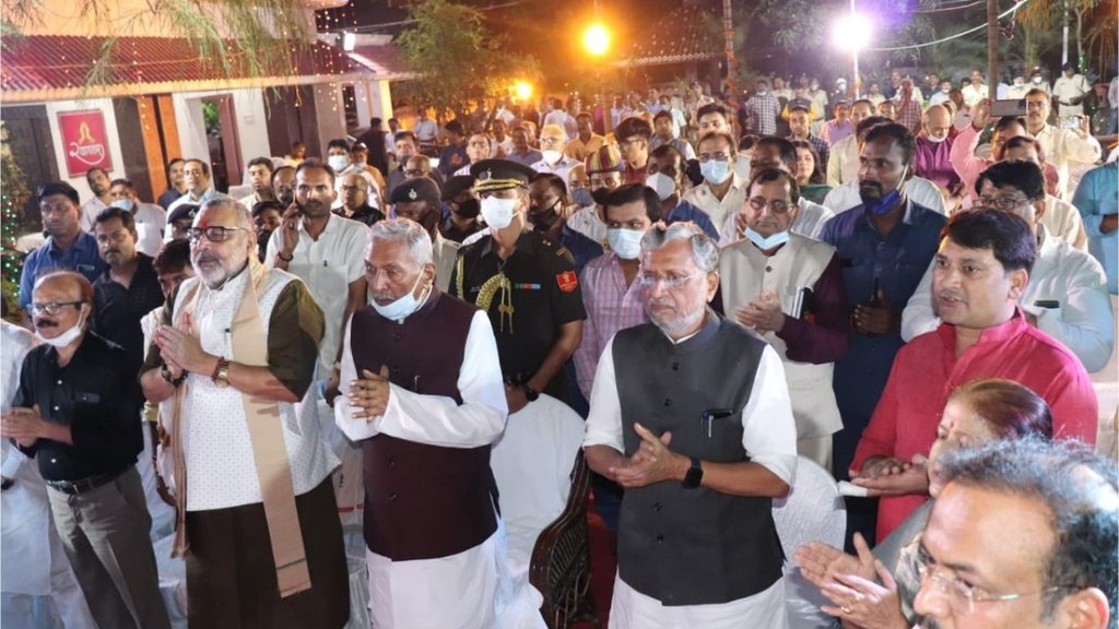 शनिवार को पटना में भाजपा नेता की तरफ से फलाहार पार्टी का आयोजन किया गया जिसमें केंद्रीय मंत्री गिरिराज सिंह सहित कई दिग्गज बीजेपी नेता शामिल हुए। (फोटो: ट्विटर/ SushilModi)