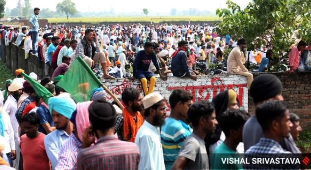 लखीमपुर में विरोध प्रदर्शन के दौरान किसान। फोटो- एक्सप्रेस By विशाल श्रीवास्तव