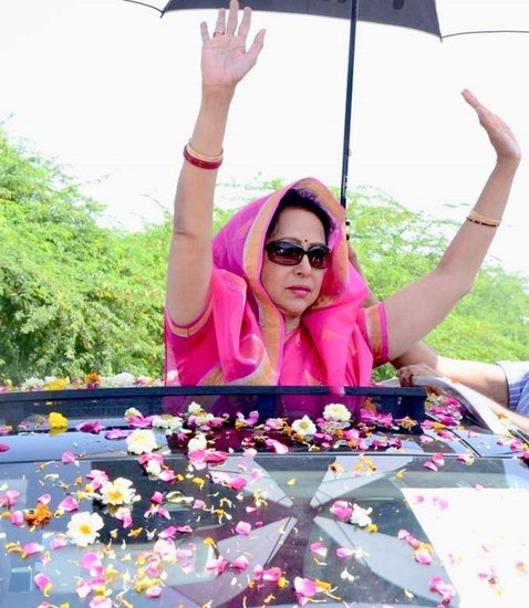 हेमा मालिनी आज भी इस वाकये का जिक्र करती हैं। दरअसल वह जो कार शोरूम के मालिक थे ठाकुर भीम सिंह। भीम सिंह मथुरा के ही रहने वाले थे। हेमा मालिनी भी मथुरा से ही सांसद हैं।