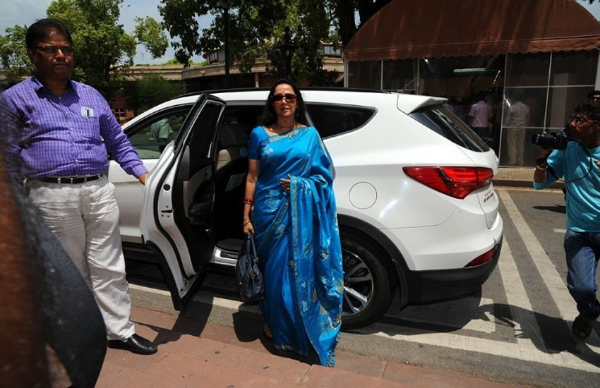Hema Malini Car: हेमा मालिनी बॉलीवुड की सुपरस्टार एक्ट्रेस रही हैं। अब वह लोकसभा सांसद भी हैं। मौजूदा लोकसभा में सबसे अमीर सांसदों में उनकी गिनती होती है। लेकिन एक वक्त था जब कार खरीदने के लिए हेमा मालिनी को 5 हजार रुपए कम पड़ गए थे। धर्मेंद्र (Dharmendra) की पत्नी और ईशा देओल (Esha Deol) की मां हेमा आज भी उस वाकये का जिक्र करती हैं।