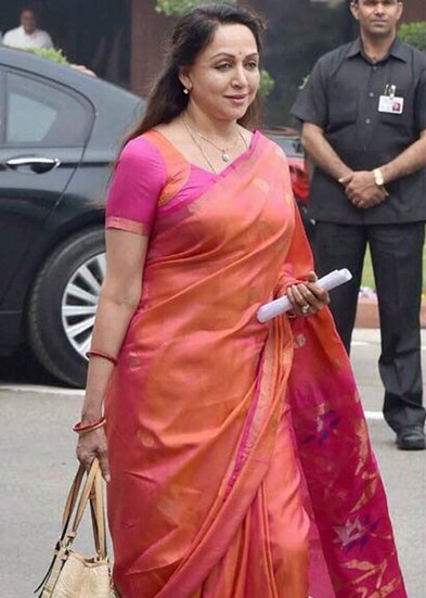 हेमा मालिनी सबसे स्टाइलिश सांसदों में गिनी जाती हैं। सालों तक बॉलीवुड की 'ड्रीमगर्ल' रहीं हेमा मालिनी एक से एक साड़ियां पहनती हैं। 