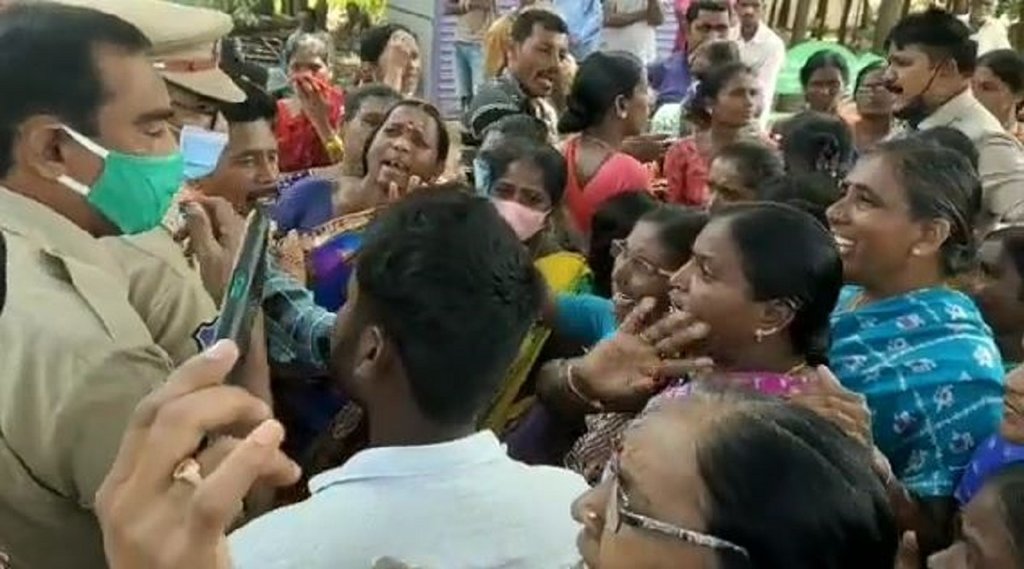 तेलंगाना में वोट के बदले पैसे की मांग को लेकर प्रदर्शन करतीं महिलाएं (फोटो- वीडियो स्क्रीनशॉट @jsuryareddy67)
