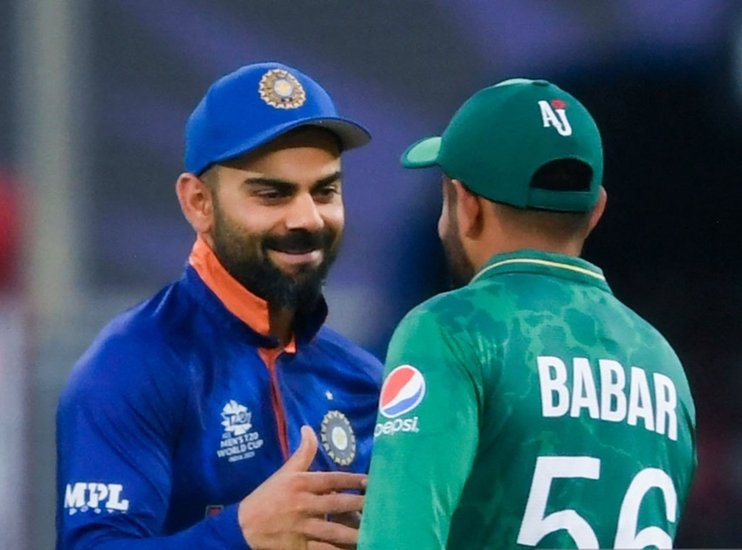 बाबर आजम को जीत की बधाई देते विराट कोहली।