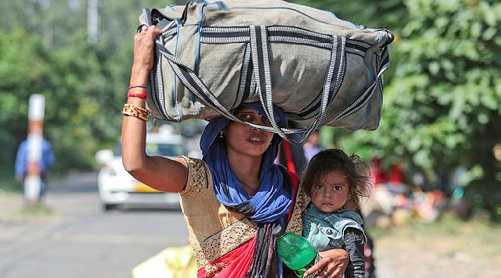 पलायन करने के लिए जम्मू रेलवे स्टेशन की ओर जाती प्रवासी मजदूर। फोटो क्रेडिट- एपी