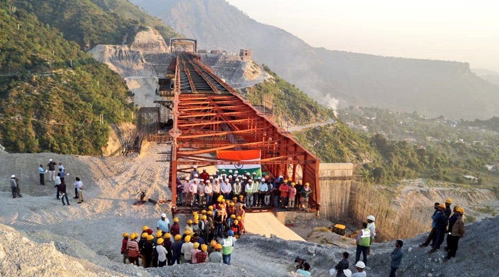 तस्वीर कटरा से रियासी के रेलवे रूट पर बनाए गए ब्रिज की है। फोटो- रेल मंत्रालय ट्वीटर हैंडल