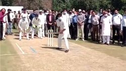 ज्योतिरादित्य सिंधिया ने थामा बल्ला, गेंद को पहुंचाया बाउंड्री के पार, रिटायर्ड IAS ने किया आउट, तो कांग्रेस ने कसा तंज