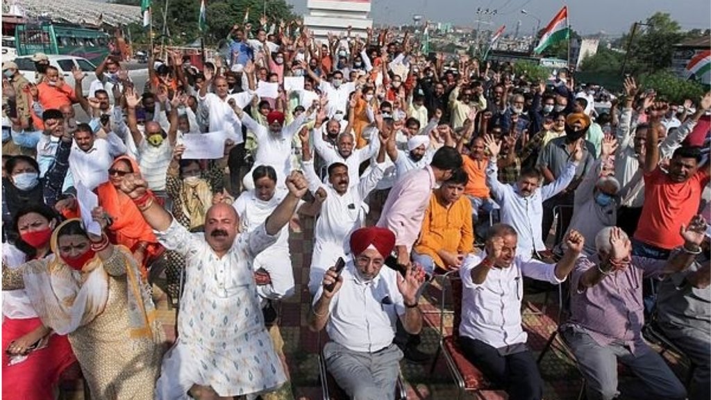 कश्मीर घाटी में अल्पसंख्यक समुदाय के ऊपर हो रहे हमले के विरोध में जम्मू में प्रदर्शन करते भाजपा कार्यकर्ता। (फोटो - पीटीआई)