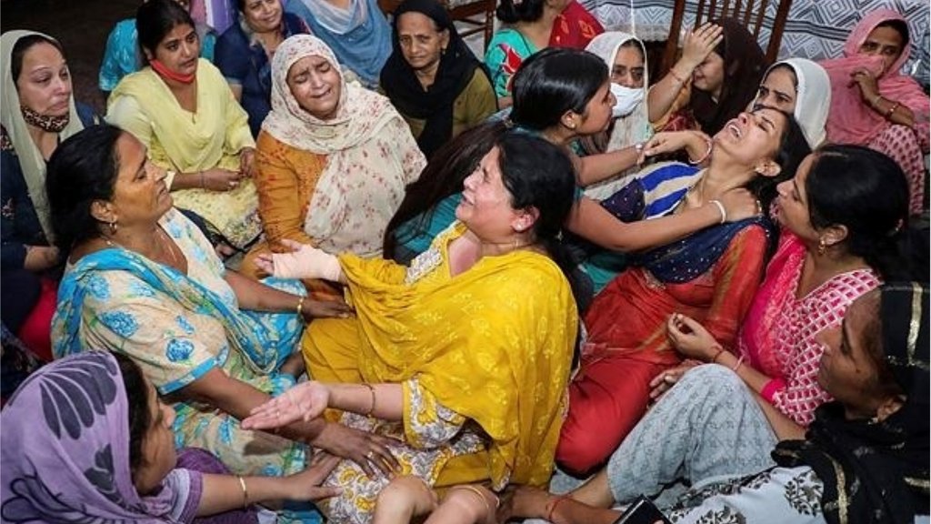कश्मीर में आतंकियों के हमले में स्कूल शिक्षक दीपक चंद की मौत के बाद रोते बिलखते परिजन (फोटो: पीटीआई)