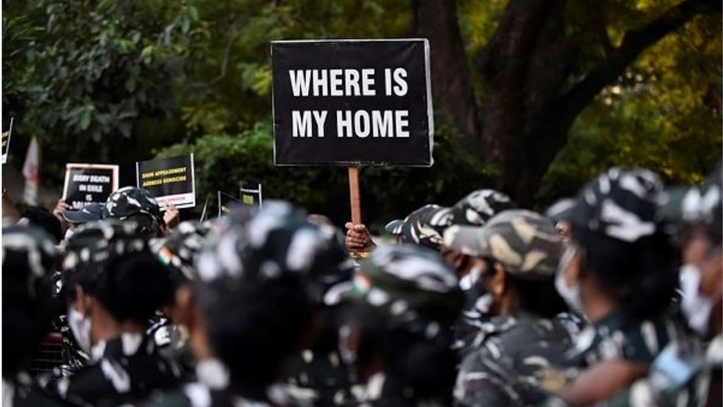 शनिवार को नई दिल्ली में कश्मीर घाटी में अल्पसंख्यक समुदाय के ऊपर हो रहे हमले के विरोध में 'वेयर इज माय होम' लिखी हुई एक तख्ती के साथ विरोध प्रदर्शन करते कश्मीरी समुदाय के लोग (फोटो- पीटीआई)