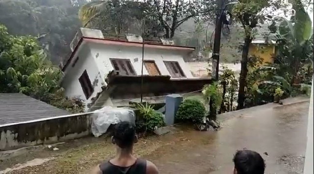 केरल: बाढ़ के पानी में गिरता घर (फोटो- वीडियो स्क्रीनशॉट- @ANI)