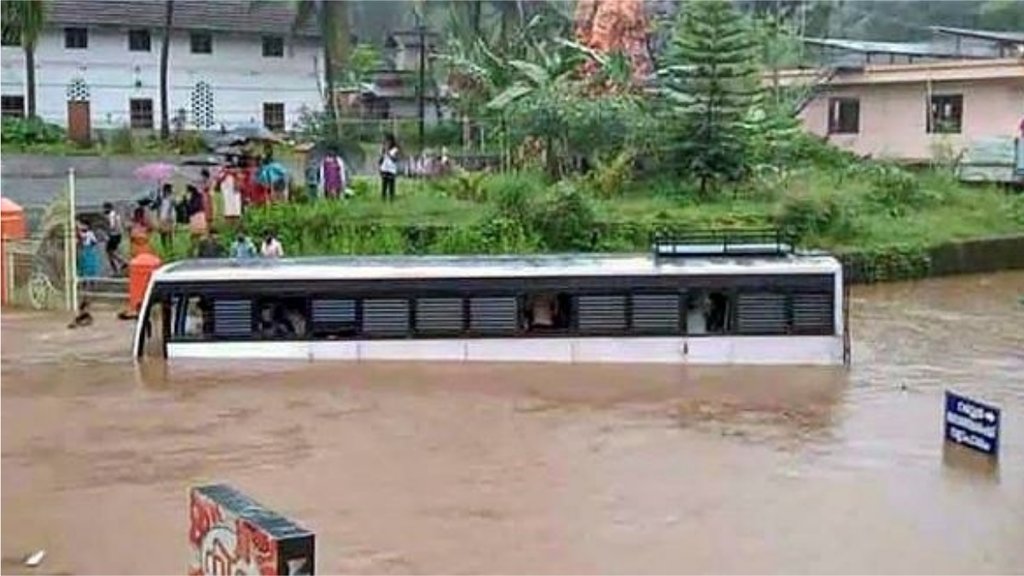 लगातार हो रही बारिश की वजह से केरल के कई जिलों में बाढ़ जैसे हालात बन गए हैं। (फोटो: पीटीआई)
