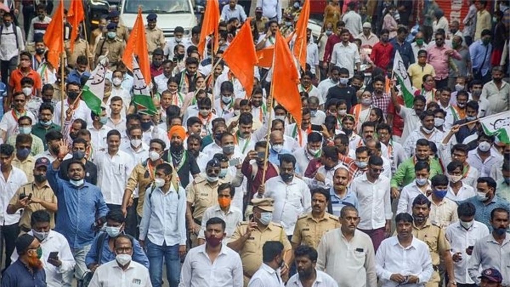 लखीमपुर खीरी कांड के विरोध में महाराष्ट्र में महाविकास अघाड़ी द्वारा बुलाए बंद के दौरान विरोध प्रदर्शन करते राजनीतिक दल के कार्यकर्ता (फोटो: पीटीआई)